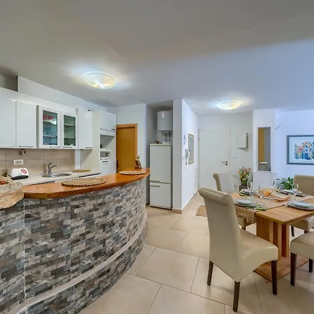 Iva - Znjan Apartament *