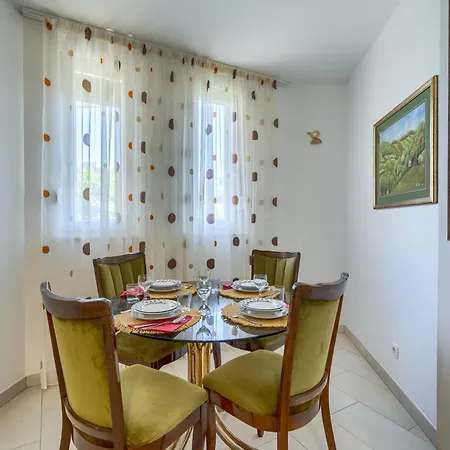 Iva - Znjan Apartament *